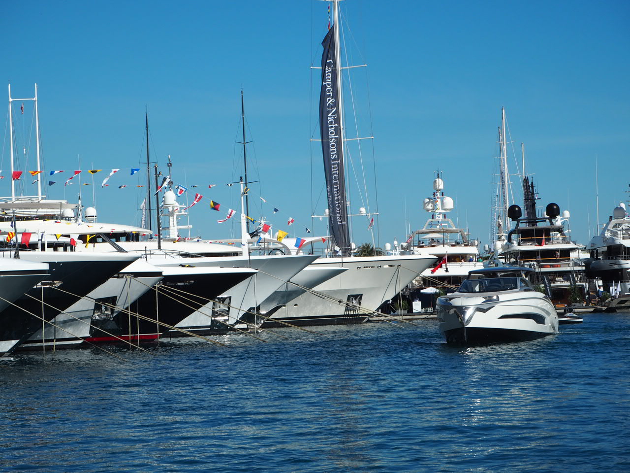 Widok na super i mega jachty na Monaco Yacht Show 2018