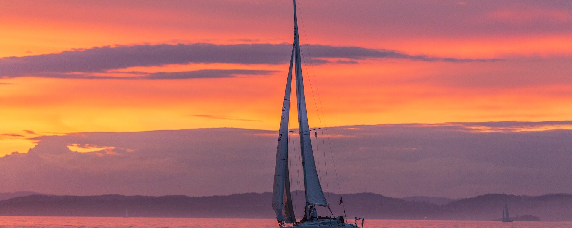 Фото додано Інге Валлумрод: https://www.pexels.com/en-pl/photo/sailboat-during-the-golden-hour-2562096/