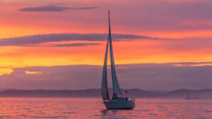 Фото додано Інге Валлумрод: https://www.pexels.com/en-pl/photo/sailboat-during-the-golden-hour-2562096/