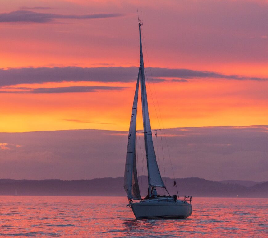 Фото додано Інге Валлумрод: https://www.pexels.com/en-pl/photo/sailboat-during-the-golden-hour-2562096/